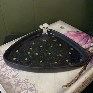 Tray with glow in dark alien